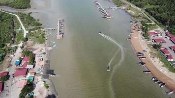 bateau vue aérienne retour au village de pêcheurs. video