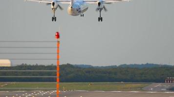 Düsseldorf, Tyskland 21 juli 2017 - flybe bombardier dash 8 turboprop landar på 05r landningsbana i Düsseldorf flygplats, kvällssolnedgångsstrålar video