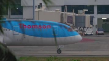 Phuket, Tailandia 3 de diciembre de 2016 - thomson boeing 787 dreamliner g tuif rodando después de aterrizar en el aeropuerto de phuket a primera hora de la mañana. vista desde el último piso del hotel video