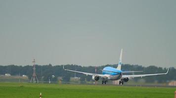 Amsterdam, die niederlande 25. juli 2017 - klm boeing 737 ph bgm beschleunigen und abflug auf landebahn 36 l polderbaan. flughafen shiphol, amsterdam, holland video