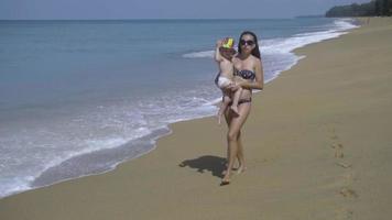 mulher com filha de dois anos na praia de mai khao, phuket video