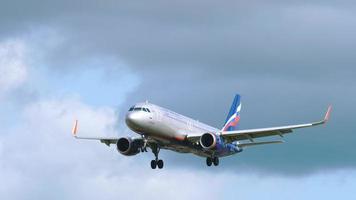 moscú, federación rusa 12 de septiembre de 2020 - el avión de pasajeros de aeroflot llega al aeropuerto de sheremetyevo, moscú. airbus a320 214, vp bil vuela para aterrizar en un cielo nublado. concepto de turismo