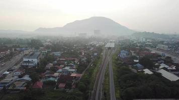 drone con vista dall'alto girato sopra la stazione ferroviaria di bukit mertajam. video