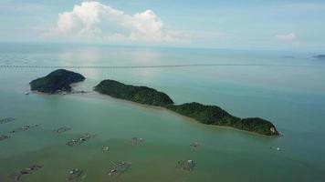 vista aerea allevamento ittico vicino a Pulau Aman e Pulau gedung con Penang secondo ponte video