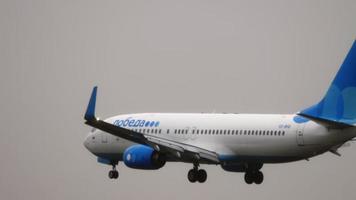 moscou, federação russa, 28 de julho de 2021 - avião boeing 737 da pobeda airlines pousando no aeroporto internacional de sheremetyevo, moscou svo video