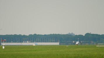 un avion à turbopropulseur accélère sur la piste pour le décollage de l'aéroport d'amsterdam video