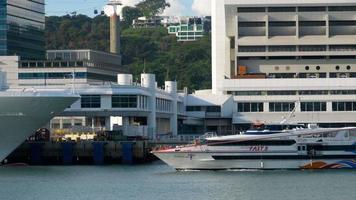 Singapur 24. November 2018 - Ocean Ship Silver Shadow in Singapur Cruise Center Regional Ferry Terminal Harbourfront und die Seilbahn von oben zum Park Sentosa video