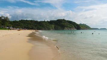 vakantiegangers mensen, toeristen in de golven op het strand van nai harn video