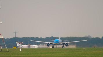 amsterdam, nederländerna 26 juli 2017 - klm royal dutch airlines boeing 777 ph bqn avgång till atlanta vid bana 24 kaagbaan. shiphol flygplats, amsterdam, holland video