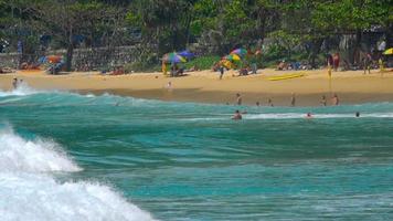 turista che si gode la spiaggia tropicale a nai harn, a sud di phuket, tailandia video