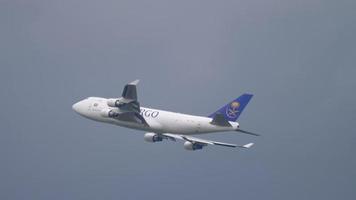 amsterdã, holanda, 25 de julho de 2017 - saudia carga boeing 747 escalada após a decolagem em zwanenburgbaan 36c, aeroporto de shiphol, amsterdã, holanda video
