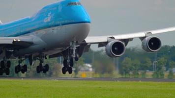 amsterdam, nederland 26 juli 2017 - klm royal dutch airlines boeing 747 ph bfu nadert en landt op baan 18r polderbaan. shiphol airport, amsterdam, holland