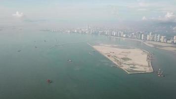 panning uitzicht terugwinning gurney werf op penang eiland. video