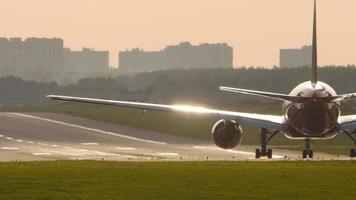 Breitkörper-Jet-Verkehrsflugzeug, das sich auf der Landebahn für den Abflug von Moskau ausrichtet, Sonnenlicht, das auf der Oberfläche seines Flügels glitzert. video