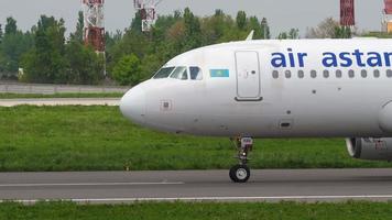 almaty, kazakistan 4 maggio 2019 - aria astana airbus a320 p4 kbd in rullaggio dopo l'atterraggio, aeroporto internazionale di almaty, kazakistan video