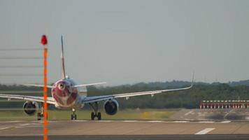 Passagierflugzeug beschleunigt und hebt ab. Flugzeug am Start der Landebahn. nicht erkennbares Passagierflugzeug, das wegfliegt. Landebahn in düsseldorf video