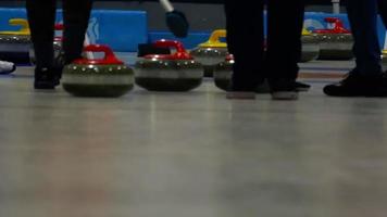 close-up de pedras de curling deslizando no gelo video