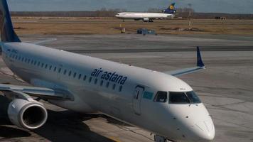 novosibirsk, russia 14 aprile 2018 - l'aereo air astana embraer 190 p4 kcj termina il rullaggio dopo l'arrivo all'aeroporto di tolmachevo video