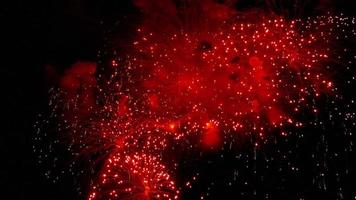 fuegos artificiales brillando en el cielo nocturno. video