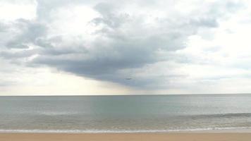 avión acercándose al océano antes de aterrizar en el aeropuerto de phuket. playa mai khao video
