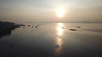 nascer do sol aéreo sobre o mar em jelutong drive. video