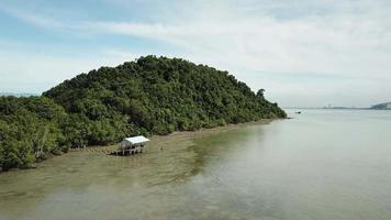 luchtfoto vervallen houten hut bij pulau gedung. video