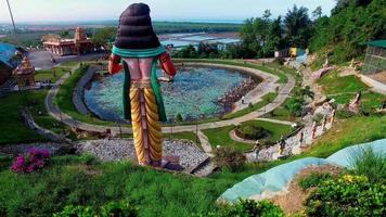 templo hindu de tema de jardim com um lago de flor de lótus em batu kawan video
