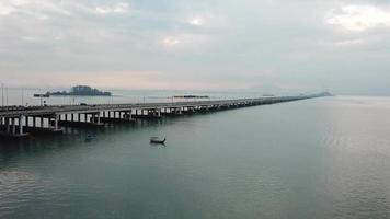 Fischerboot und Verkehr an der Penang-Brücke. video