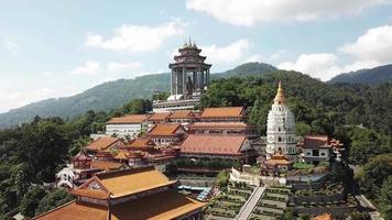 vista aérea vuela hacia el templo kek lok si, penang, malasia. video