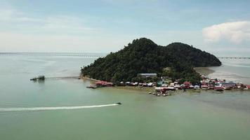 Luftaufnahme Fischerboot bewegt sich in Richtung Fischerdorf Pulau Aman, Penang. video