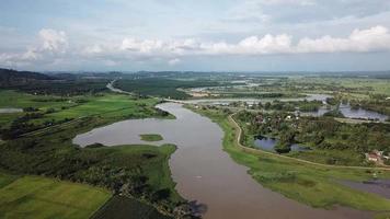 scenario verde aereo di sungai muda come confine di penang e kedah. video