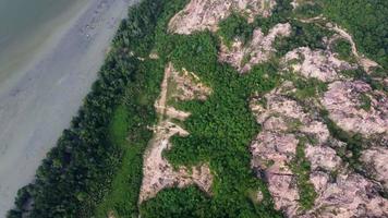 rotación aérea mirar hacia abajo la deforestación en la colina video