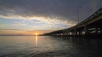 splendida alba con l'architettura del ponte ray of penang. video