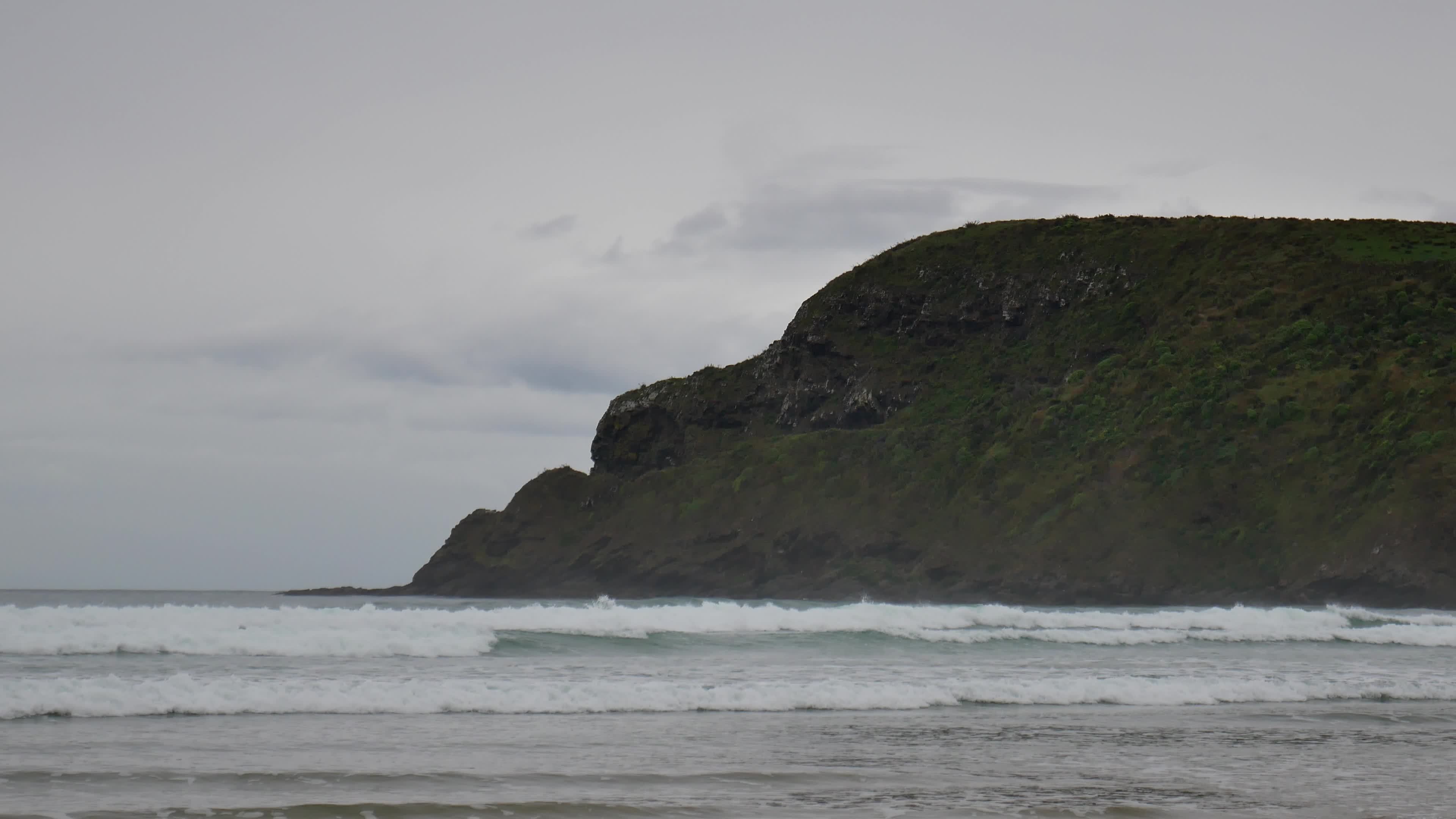 Wave hit the human face rock formation at Cannibal bay 9009248 Stock
