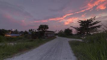 pequeno caminho de timelapse na vila malaia. video