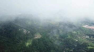 panoramica aerea della collina vicino a ayer itam, penang. video