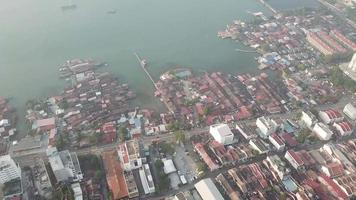 vista aérea do cais do clã na névoa em penang, malásia. video