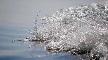 fondo y textura de agua de espuma en el mar foto