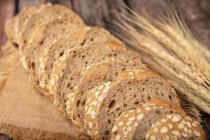 panes en rodajas y pasto de trigo en el saco foto