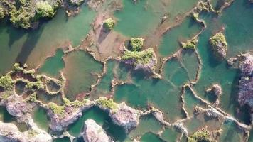 luchtfoto verborgen juweeltje blauwe steengroeve omgeven door rode klif video