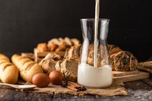 vierta la leche en una botella de vidrio colocada en el saco foto