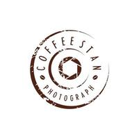 mancha de platillo de café con logotipo de lente de cámara de apertura de obturador para logotipo de estudio de fotografía vector