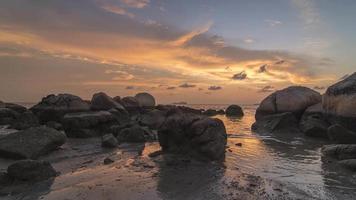 timelapse magnifique coucher de soleil près de pierre de roche