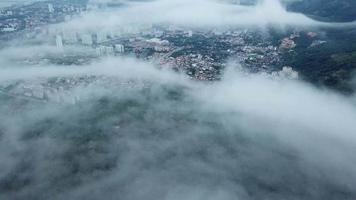 luftflug in richtung ayer itam town, penang. video