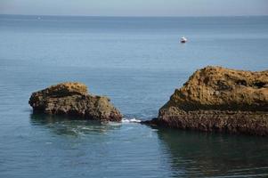 marea baja en la costa de biarritz foto