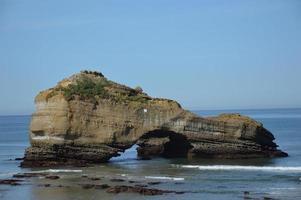 marea baja en la costa de biarritz foto