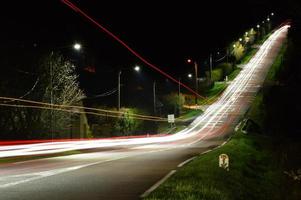 un camino en la noche foto