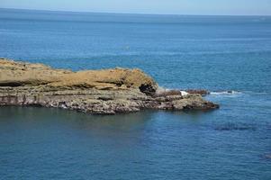 marea baja en la costa de biarritz foto