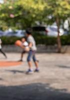 niños borrosos abstractos jugando baloncesto foto