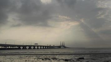 Zeitraffer dramatischer Sonnenstrahl über der zweiten Brücke von Penang video